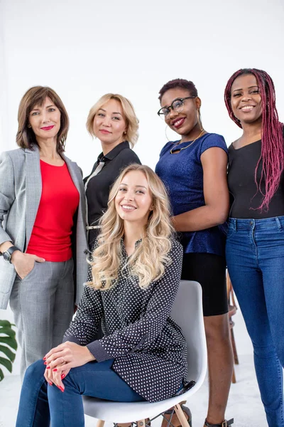 Diversos profesionales de negocios en ropa formal y casual mirando a la cámara — Foto de Stock