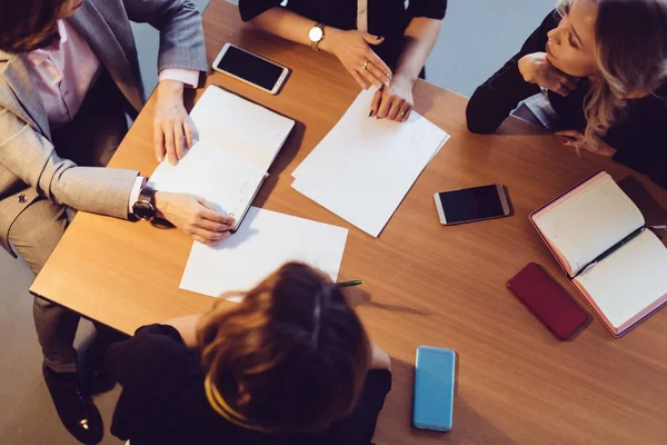 Trabajo concepto de horas extras. Grupo de mujeres del equipo de negocios trabajando hasta tarde en la noche —  Fotos de Stock