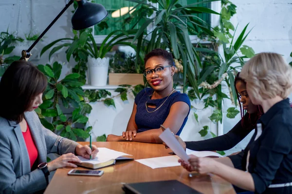 African manager donna consulenza donne presso il suo ufficio promettenti benefici — Foto Stock