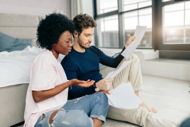 Mutfakta dijital tablet kullanırken mutlu çift faturaları kontrol ediyor