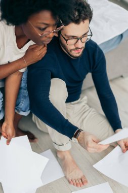 Mutfakta dijital tablet kullanırken mutlu çift faturaları kontrol ediyor