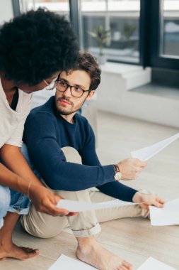 Mutfakta dijital tablet kullanırken mutlu çift faturaları kontrol ediyor