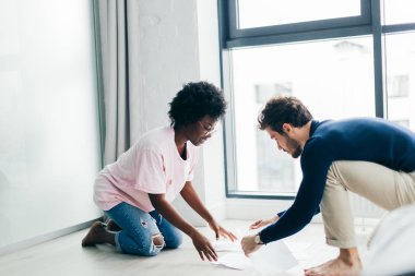 Mutfakta dijital tablet kullanırken mutlu çift faturaları kontrol ediyor