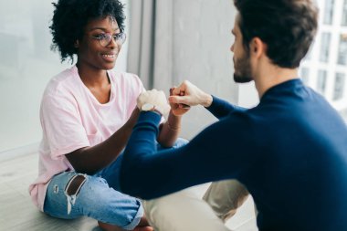 Karışık ırk yoga çalışmalarının kapalı çekimleri, ahşap zeminde poz vermeleri..
