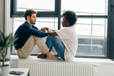 Romantik melez çift pencerenin kenarında durup geleceklerini düşünüyorlar..