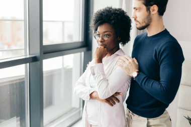 Romantik melez çift pencerenin kenarında durup geleceklerini düşünüyorlar..