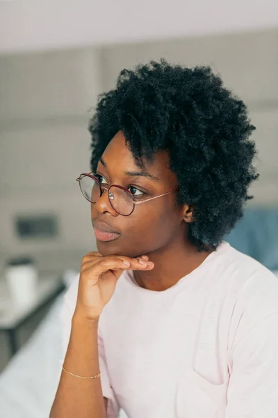 Portrait intérieur de jeune femme brune à la peau foncée avec une coiffure shaggy — Photo