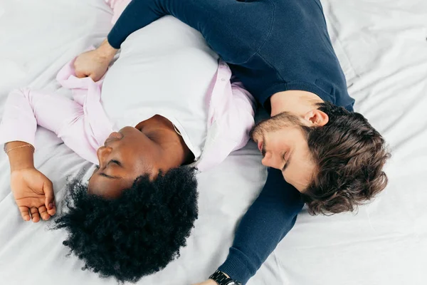 Jong paar slapen samen op bed in slaapkamer, omarmen elkaar zoet — Stockfoto