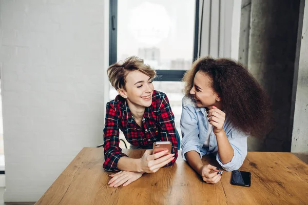 Blonde en brunette genieten van hun tijd thuis — Stockfoto