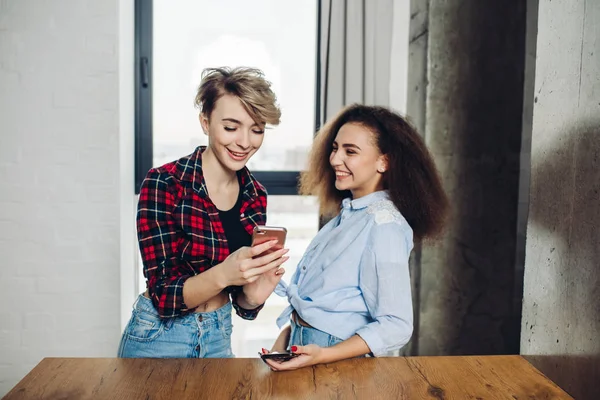 Telefon fotoğrafları çekici mutlu öğrenciler bakıyorsun — Stok fotoğraf