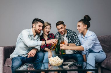 neşeli çiftler şişeleri masaya tutuyorsun
