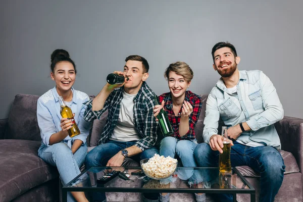 Jóvenes positivos están teniendo una fiesta en casa — Foto de Stock