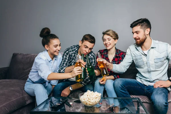 Grupo de amigos positivos bebiendo y brindando cerveza — Foto de Stock