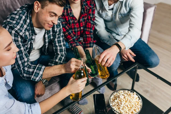 Arriba vista recortada foto foco en botellas con cerveza — Foto de Stock