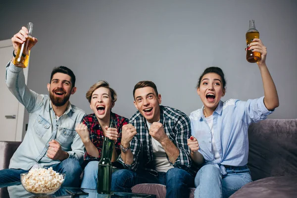 Amigos felices o aficionados al fútbol viendo juegos olímpicos internacionales de invierno — Foto de Stock