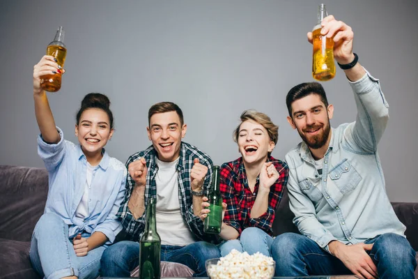 .jóvenes felices sosteniendo botellas de cerveza — Foto de Stock