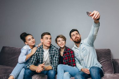 Harika öğrenciler eğleniyor ve kapalı bira içmek.