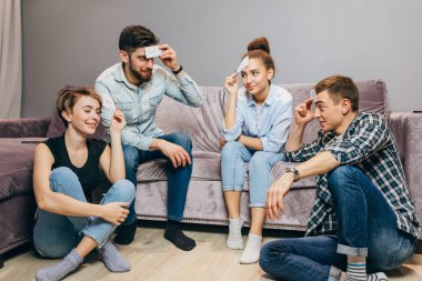 Yatak odasında istirahat ederken oyun oynayan öğrenciler