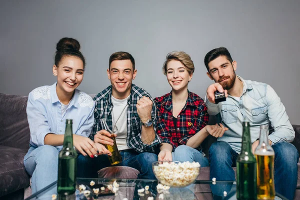 Gente alegre impresionante en ropa de moda — Foto de Stock