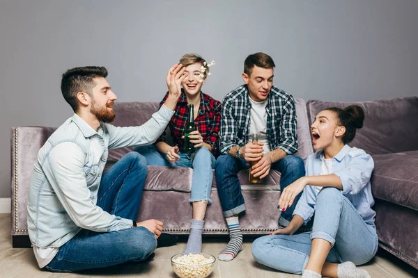 Fiesta de palomitas de maíz entre estudiantes . — Foto de Stock