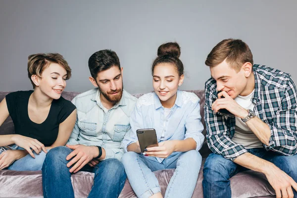 Jóvenes positivos están leyendo información interesante desde el teléfono — Foto de Stock