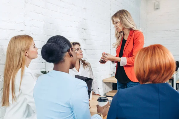 Glada elever diskuterar med lärare i klassrummet — Stockfoto