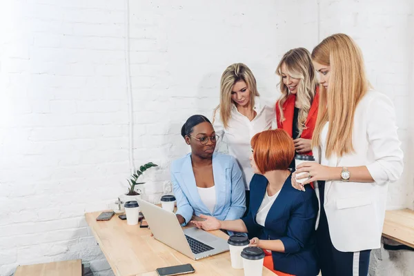 Roodharige leraar legt nieuw materiaal over economie uit aan vrouwelijke studenten. — Stockfoto