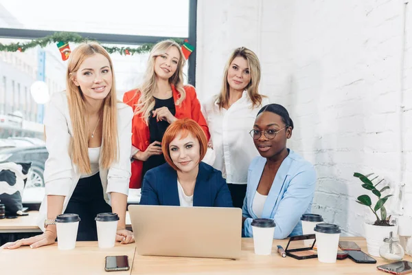 Insegnante dai capelli rossi che spiega nuovo materiale sull'economia alle studentesse. — Foto Stock