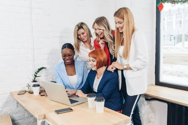 Insegnante dai capelli rossi che spiega nuovo materiale sull'economia alle studentesse. — Foto Stock