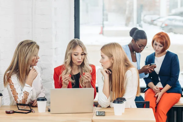 Grupo de mujeres jóvenes discutiendo proyecto creativo durante el proceso de trabajo — Foto de Stock