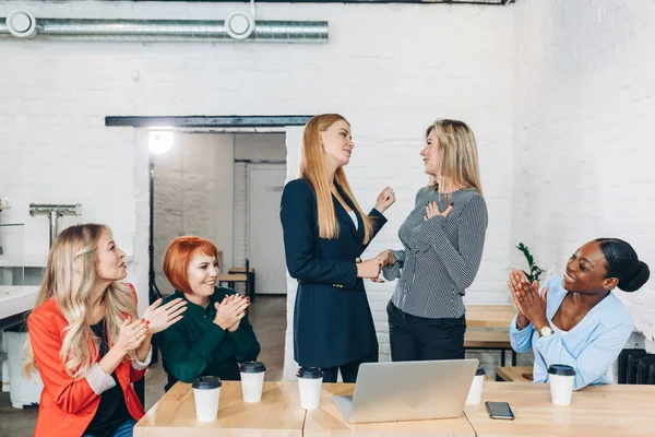Businesswoman congratulates, hand shaking her colleague at meeting. — Stock Photo, Image