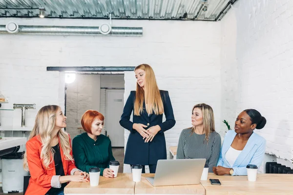 Zakenvrouw feliciteert, hand schudden haar collega bij vergadering. — Stockfoto