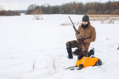 av sırasında köpeğiyle harika genç adam