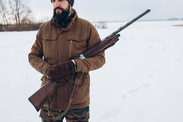 Cazador barbudo con rifle. Caza de invierno . — Foto de Stock