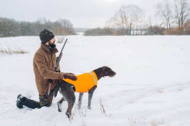 Genç hoş avcı ve köpeği kuş izliyor