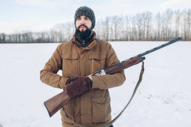 hansome genç adam bir silah düzenliyor