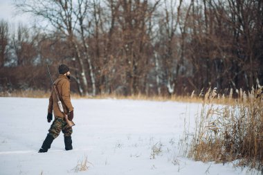 adam avcılık için ormana gidiyor