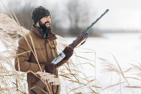 Glad skrattande hunter är utanför — Stockfoto