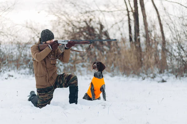 Buen cazador acecha a su presa con cuidado — Foto de Stock