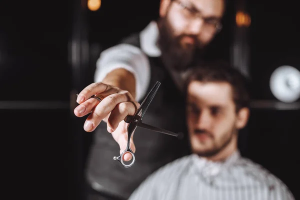 Primo piano di Barbiere in possesso di attrezzature professionali strumenti di parrucchiere-forbici — Foto Stock