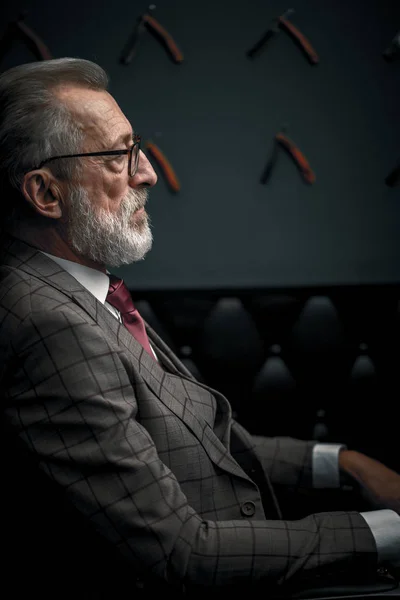 Toned retrô estilo retrato de homem de negócios sentado em poltrona no escritório — Fotografia de Stock