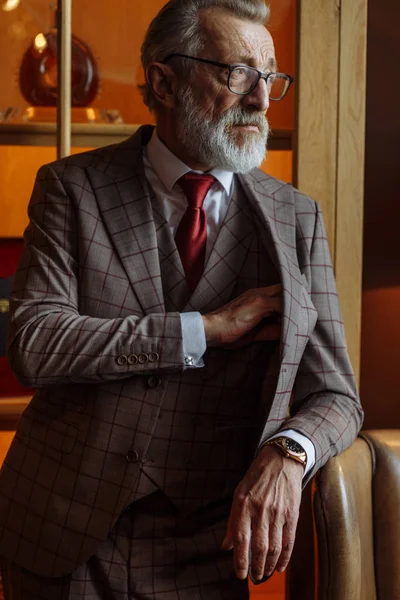 Toned retrô estilo retrato de homem de negócios sentado em poltrona no escritório — Fotografia de Stock