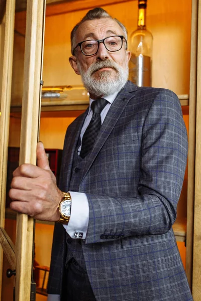 Tonificado retro estilo retrato de hombre de negocios sentado en sillón en la oficina — Foto de Stock