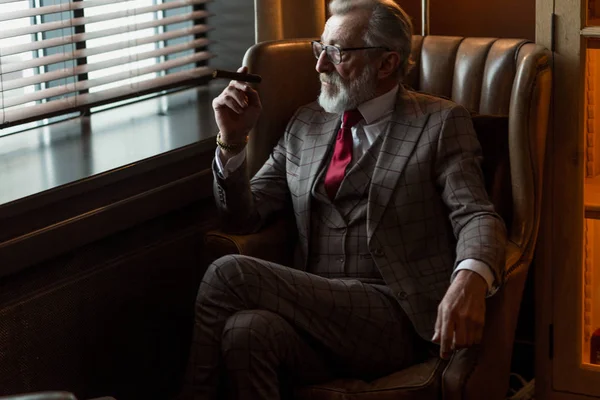 Arquitecto masculino maduro concentrado sereno con barba de pelo gris fumando cigarro —  Fotos de Stock