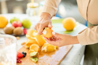 kadın Şef bir portakal kesiyor