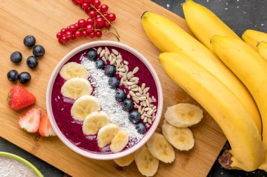 muz, yaban mersini, çilek, olay için fındık ile güler yüzlü