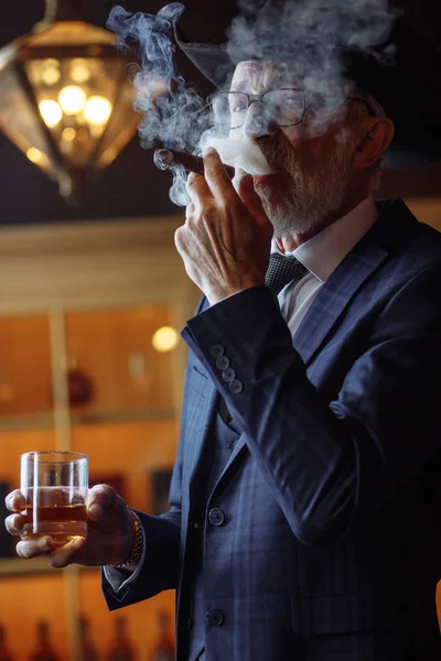 老年智慧和经验的概念。拿着雪茄和香烟的老人 — 图库照片