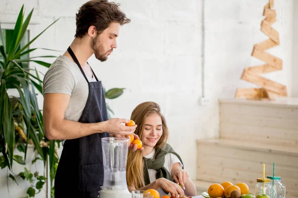Ett par att göra serviceminded med frukter — Stockfoto