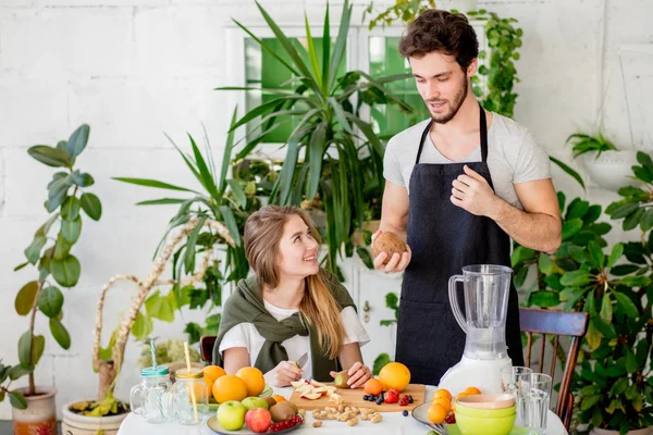 Bel homme caucasien choisissant des fruits frais pour le dessert — Photo