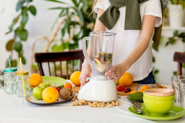 Jeune femme mélangeant des fruits frais. mélange mélange — Photo